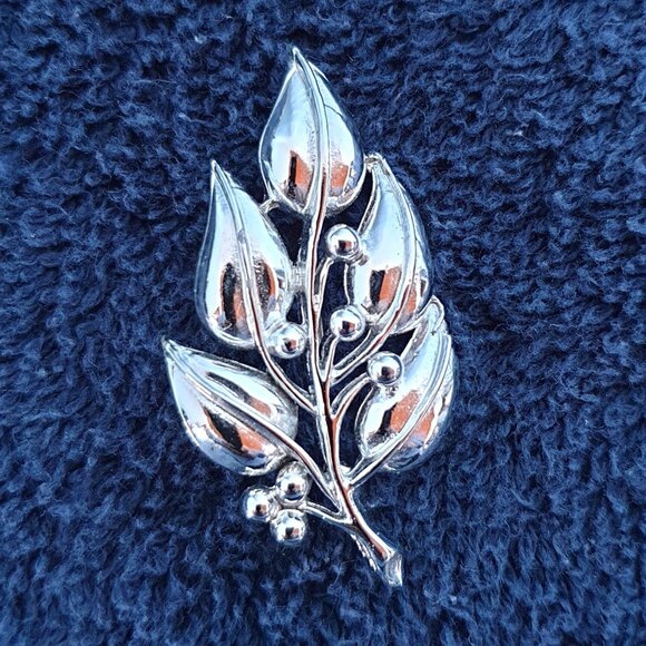 Vintage Sarah Coventry Silver-Tone Leaf Brooch – Like New! - Picture 1 of 10